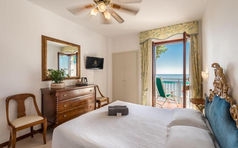 Double Room with Sea View image 2