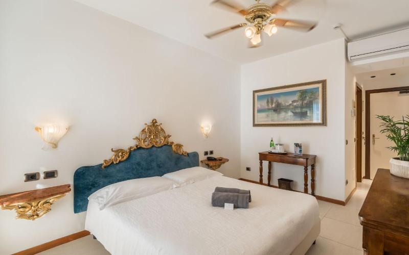 Double Room with Sea View image 1
