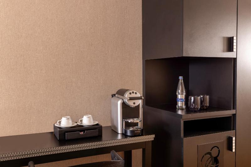 Junior Queen Suite image 3