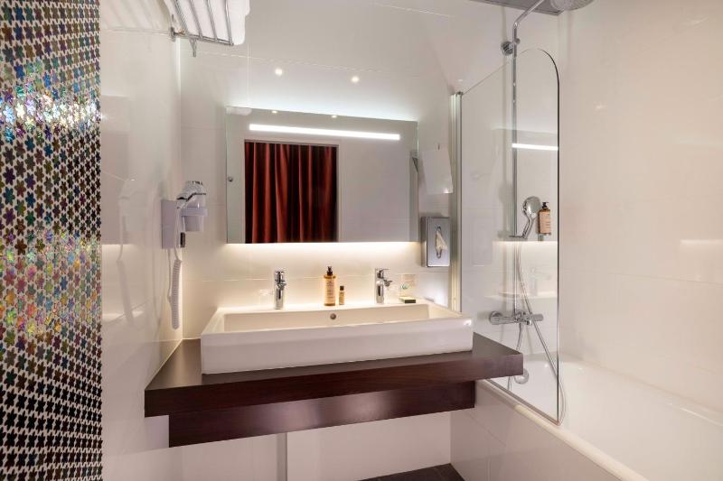 Junior Queen Suite image 4