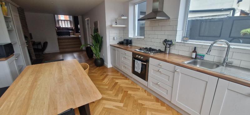 Extended 3BD SplitLevel Cottage in Popular Village - image 3