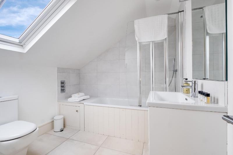 Osbourne House - BLUE 2 Bedroom2 and half bath - image 12