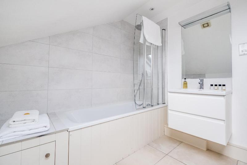 Osbourne House - BLUE 2 Bedroom2 and half bath - image 5