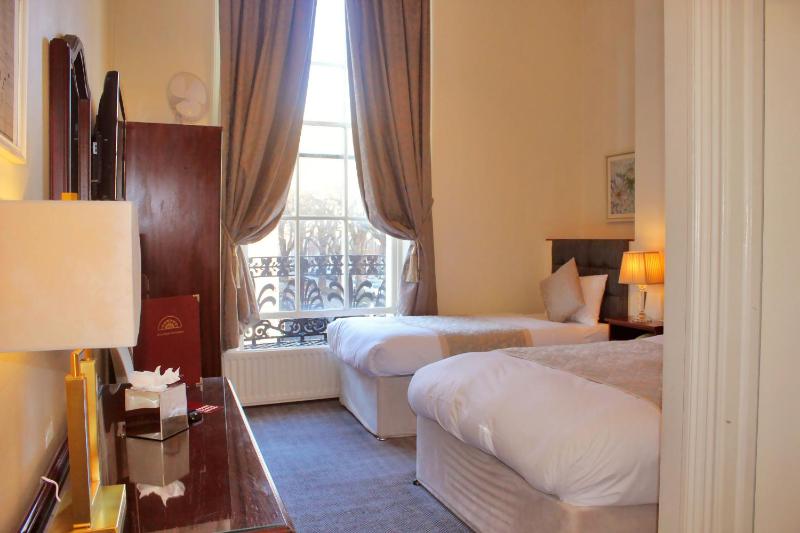 Twin Room image 4
