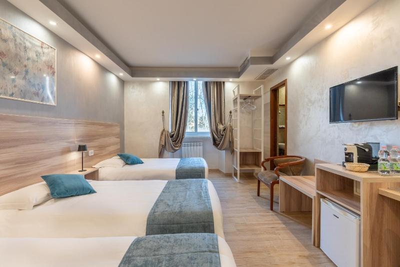 Standard Triple Room image 1