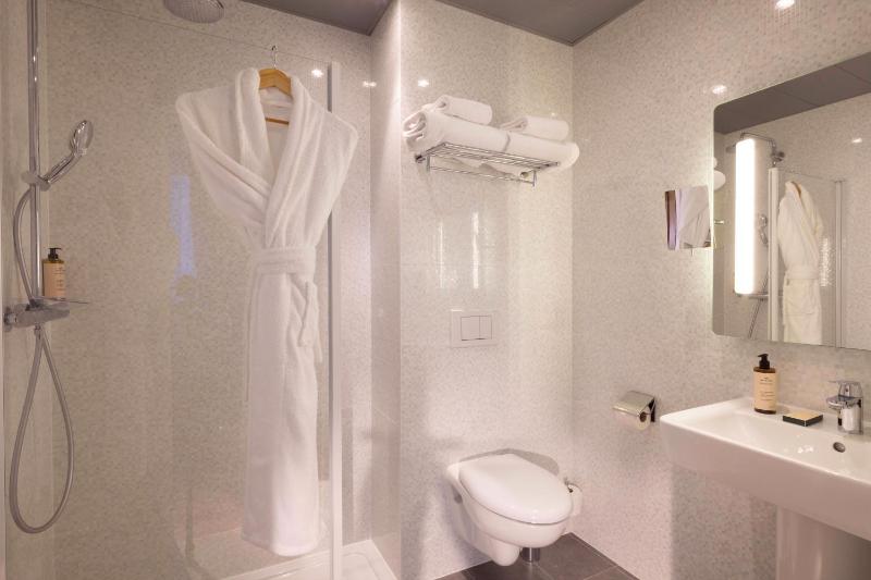 Deluxe Queen Room with Sofa Bed image 3
