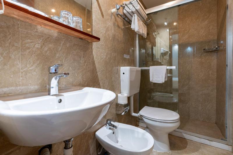 Standard Double Room image 3