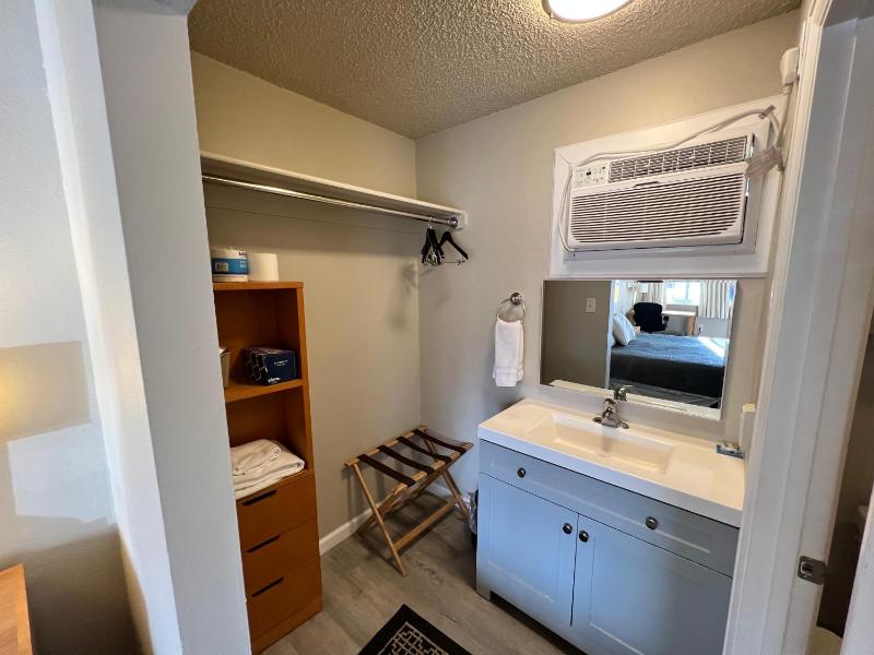 Standard King Room image 2