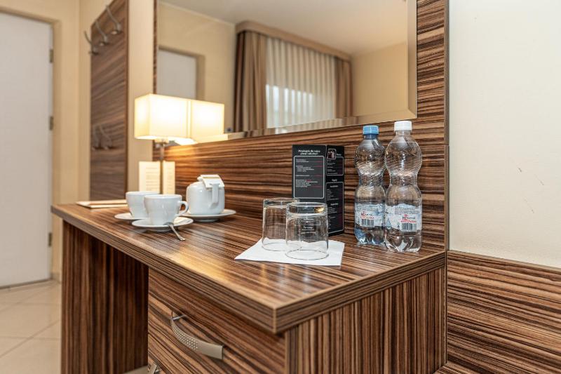 Twin Room image 4