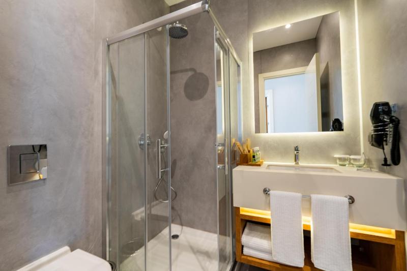 Suite with Private Pool image 4