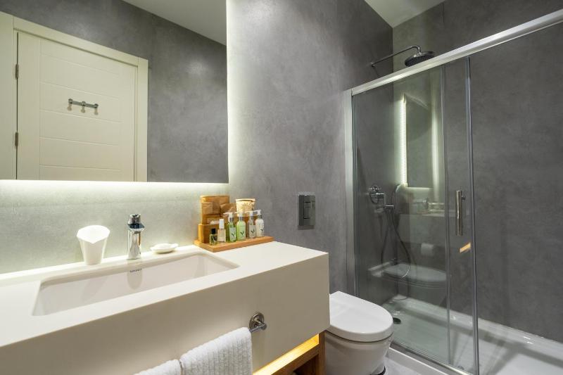 Suite with Private Pool image 3