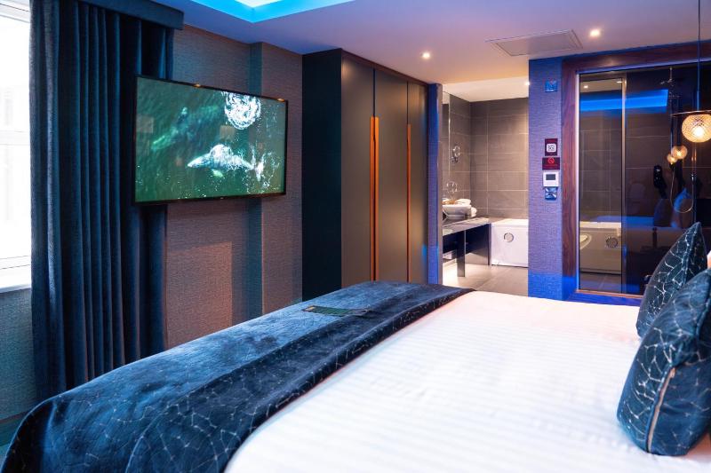 Couples Deluxe Room image 2