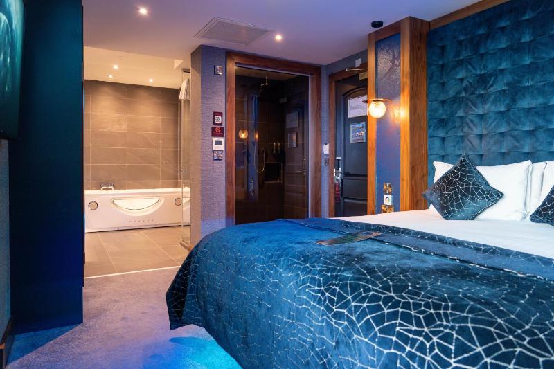 Couples Deluxe Room image 3