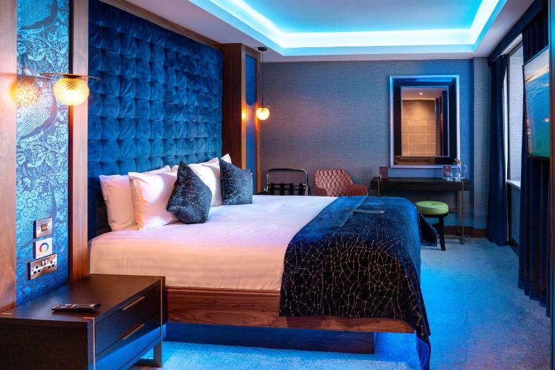 Couples Deluxe Room image 4