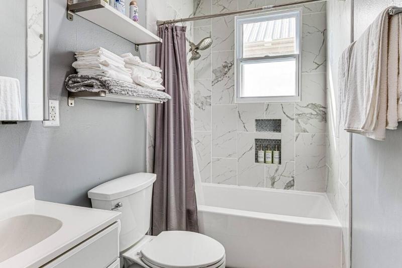 Charming 2-Bedroom Home with Private Gym - image 4