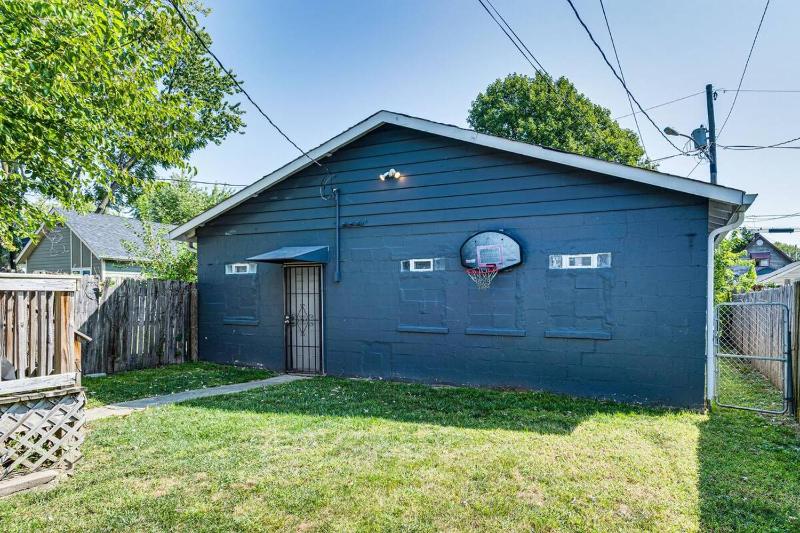 Charming 2-Bedroom Home with Private Gym - image 13