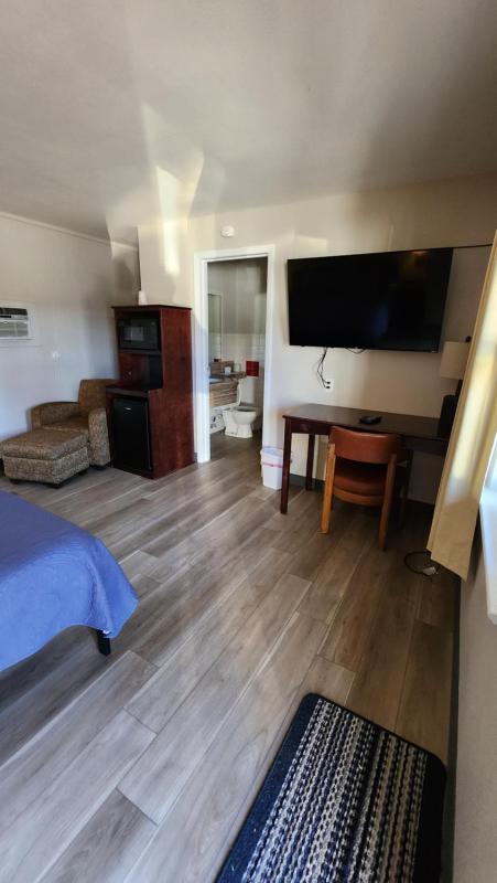 Deluxe King Room image 3