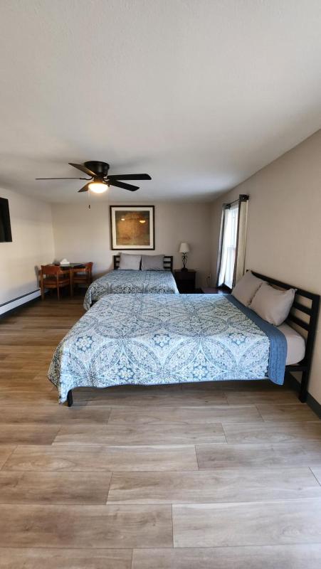 Deluxe Queen Room with Two Queen Beds image 4