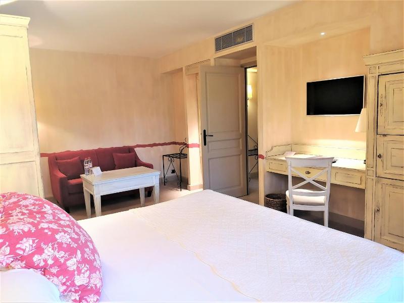Double Room with Balcony image 4