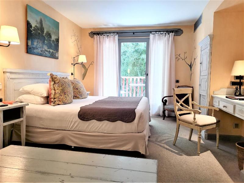 Double Room with Balcony image 3