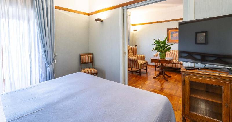Large Single Room image 4