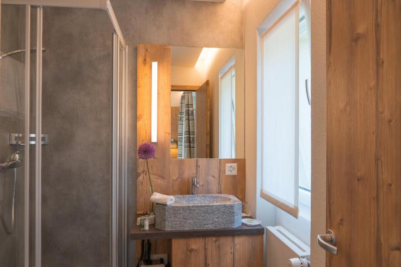 Single Room with Lake View image 4