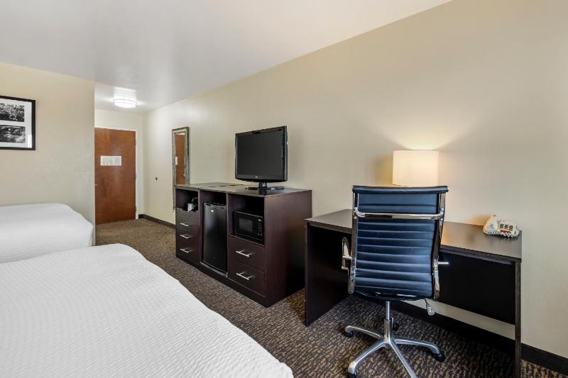 Queen Room with Two Queen Beds - Non-Smoking image 3
