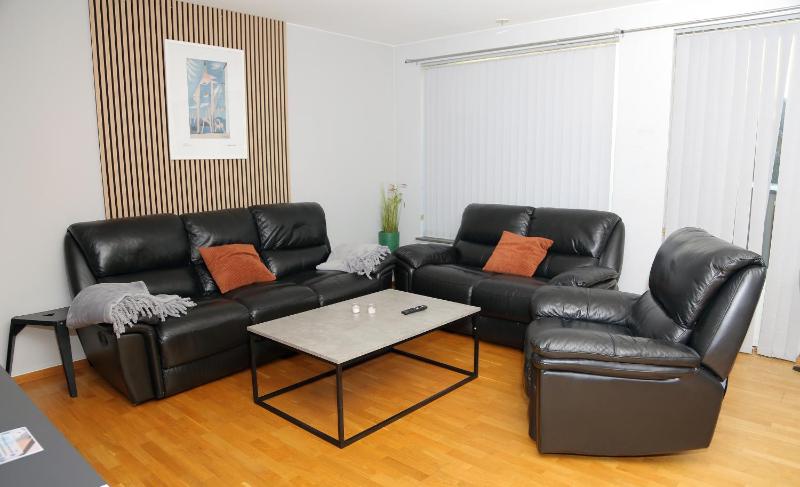 5-Bed-Rooms House with Jacuzzi Free Parking and 2 Toilets-Bath in Malm - image 12