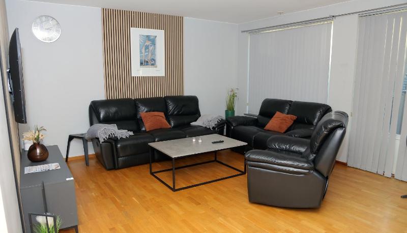5-Bed-Rooms House with Jacuzzi Free Parking and 2 Toilets-Bath in Malm - image 23