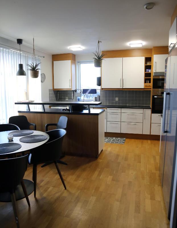 5-Bed-Rooms House with Jacuzzi Free Parking and 2 Toilets-Bath in Malm - image 10