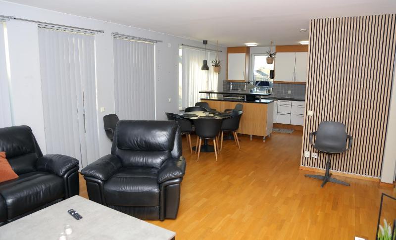 5-Bed-Rooms House with Jacuzzi Free Parking and 2 Toilets-Bath in Malm - image 21