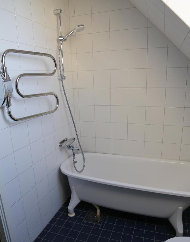 5-Bed-Rooms House with Jacuzzi Free Parking and 2 Toilets-Bath in Malm - image 8
