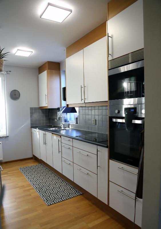 5-Bed-Rooms House with Jacuzzi Free Parking and 2 Toilets-Bath in Malm - image 11