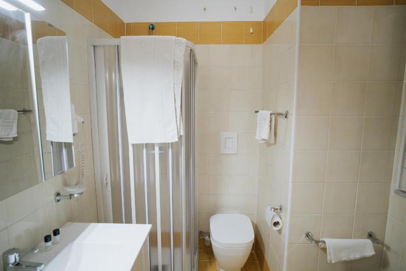 Double Room image 4