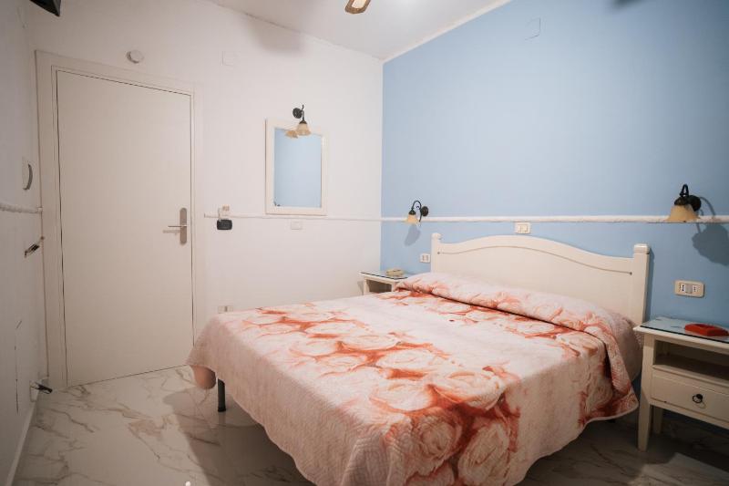 Double Room image 3