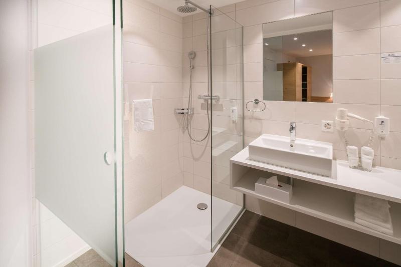 Deluxe Queen Room with Balcony and Lake View image 4