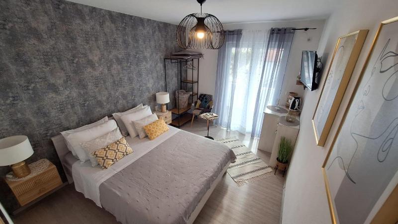 Double Room with Balcony and Sea View image 1