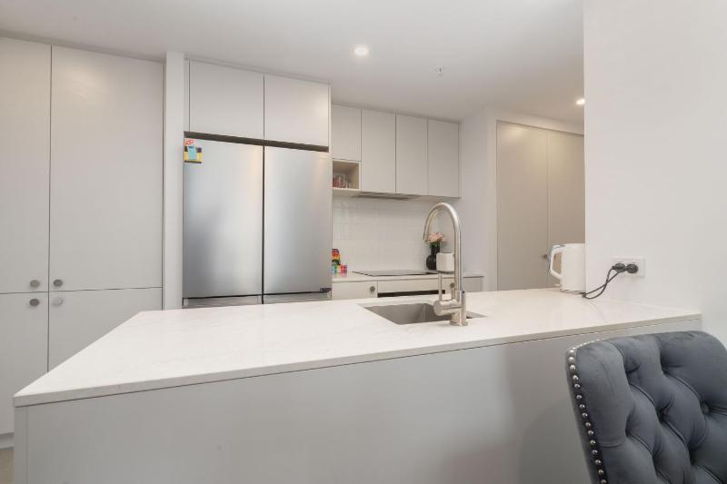 Modern 2-Bed Apartment with Premium Amenities - image 13
