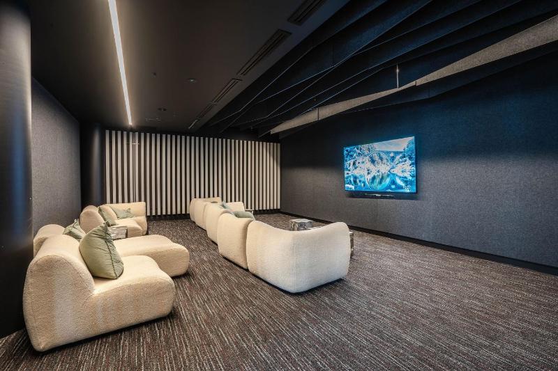 Modern 2-Bed Apartment with Premium Amenities - image 6