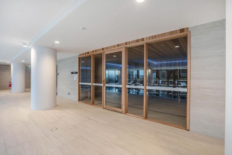 Modern 2-Bed Apartment with Premium Amenities - image 12