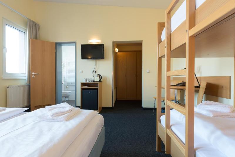 Quadruple Room image 4