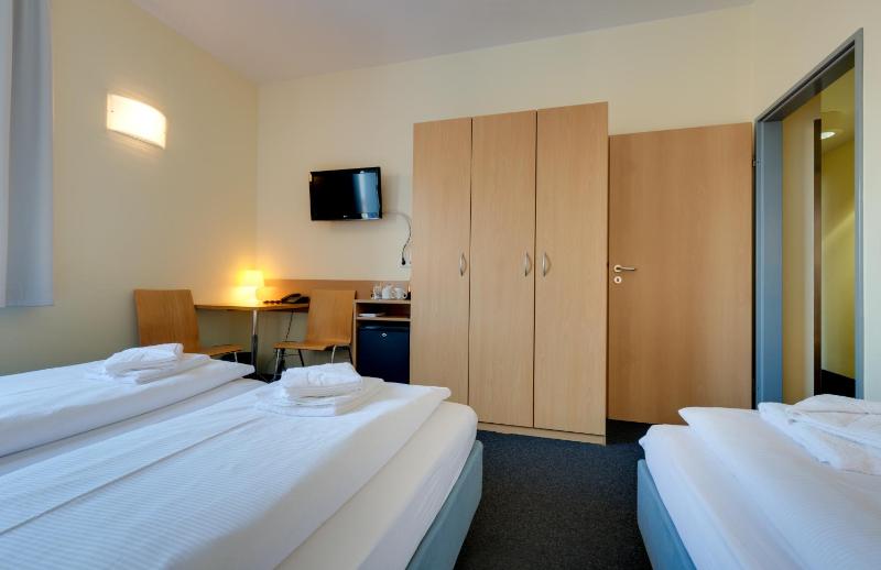 Family Room (5 Adults) image 3