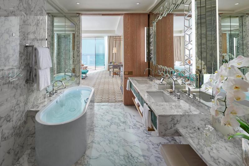 Deluxe Double Room with Sea View image 4