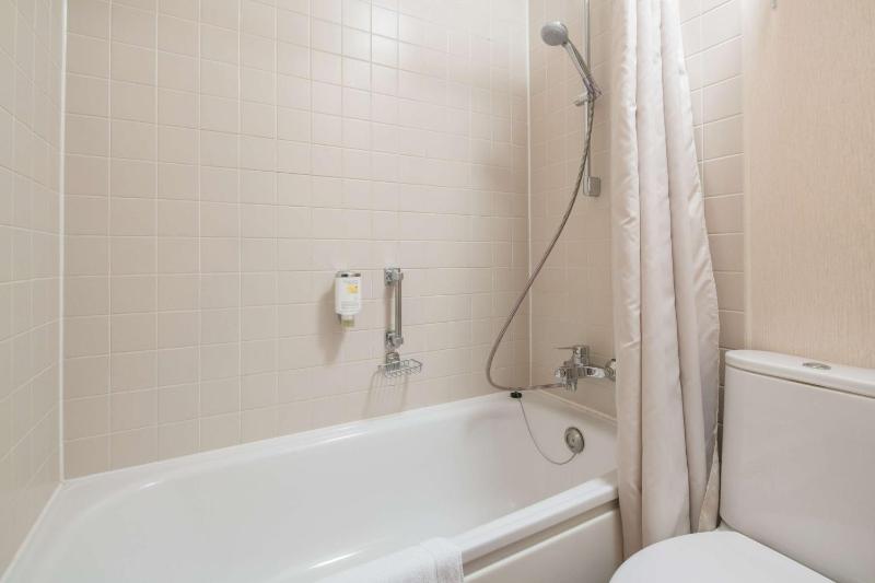 Business Double Room with Two Single Beds image 3