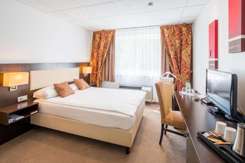 Business Queen Room with Queen Bed image 1