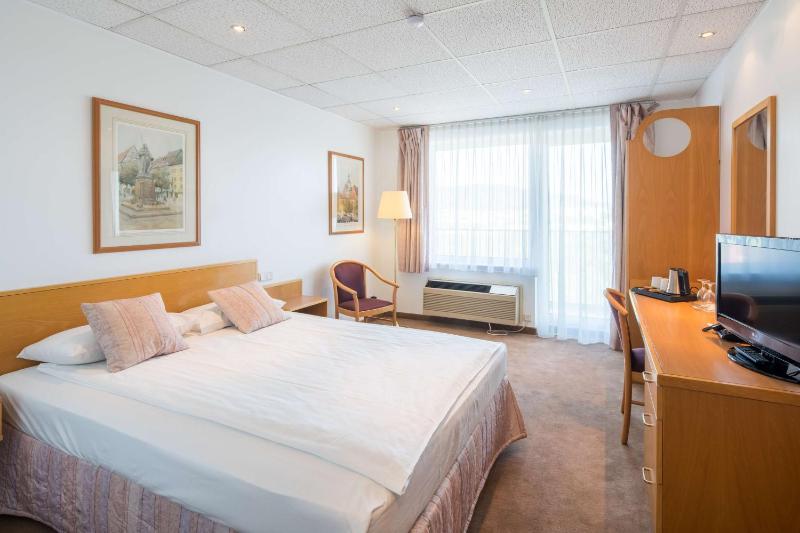Business Queen Room with Queen Bed image 4