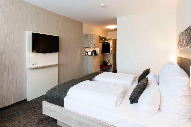 Queen Room image 1