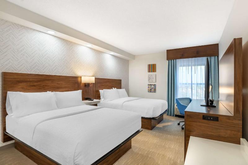 Queen Room with Two Queen Beds and Bath Tub - Non-Smoking image 4
