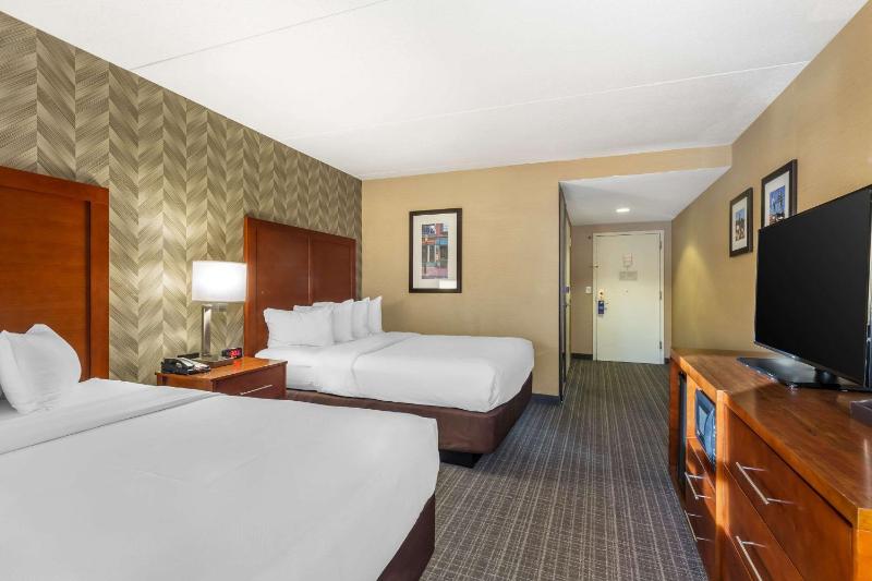 Queen Room with Two Queen Beds image 2