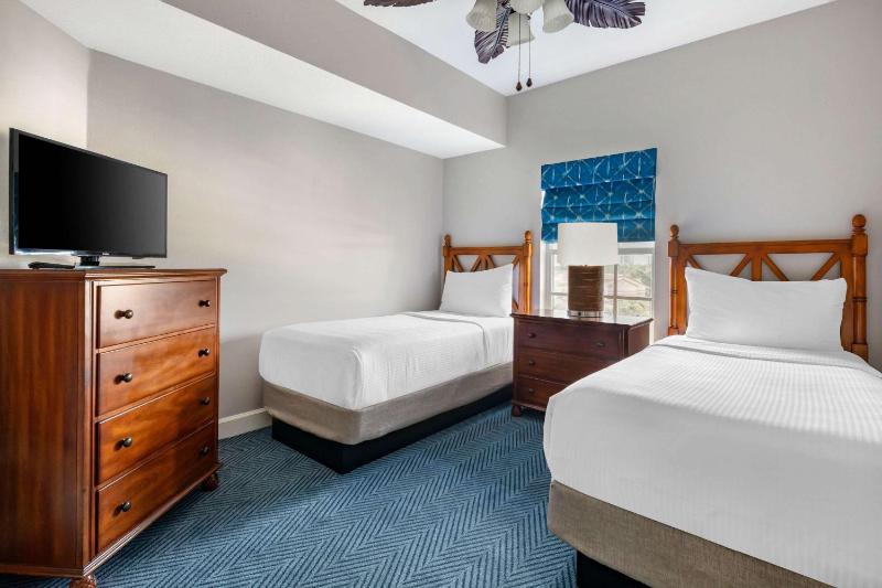 2 Bedroom 1 King 2 Twins Suite Roll-in Shower image 3